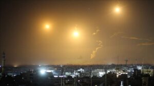 İsrail ordusu Gazze'nin güney bölgelerini karadan ve havadan bombaladı