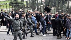 İsrail polisi cuma namazında Filistinlilerin Mescid-i Aksa'ya girişini engelledi