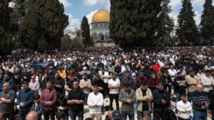 İsrail'in 41 gün kapalı tuttuğu Mescid-i Aksa'da on binlerce Müslüman cuma namazında saf tuttu