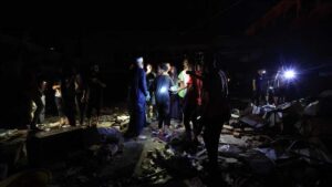 İsrail’in Gazze'de Filistinlilerin sığındığı okula düzenlediği hava saldırısında onlarca kişi hayatını kaybetti