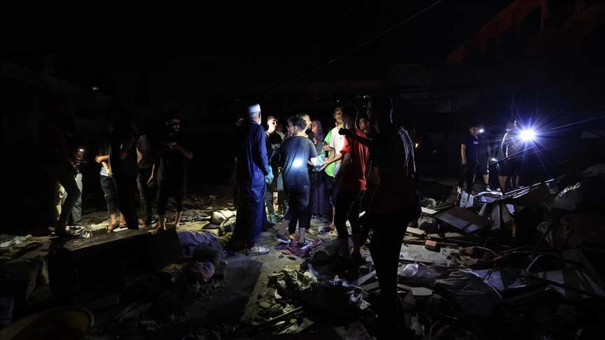 İsrail’in Gazze'de Filistinlilerin sığındığı okula düzenlediği hava saldırısında onlarca kişi hayatını kaybetti