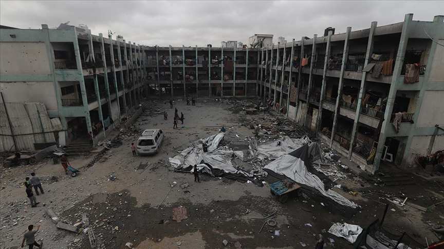 İsrail'in Gazze'de yerinden edilenlerin sığındığı okulu bombalaması sonucu 16 kişi hayatını kaybetti