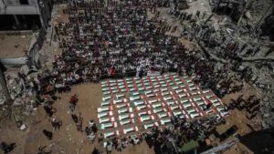 İsrail'in Gazze'ye saldırısından 3 yıl sonra enkazdan çıkarılan 112 Filistinli için cenaze töreni düzenlendi