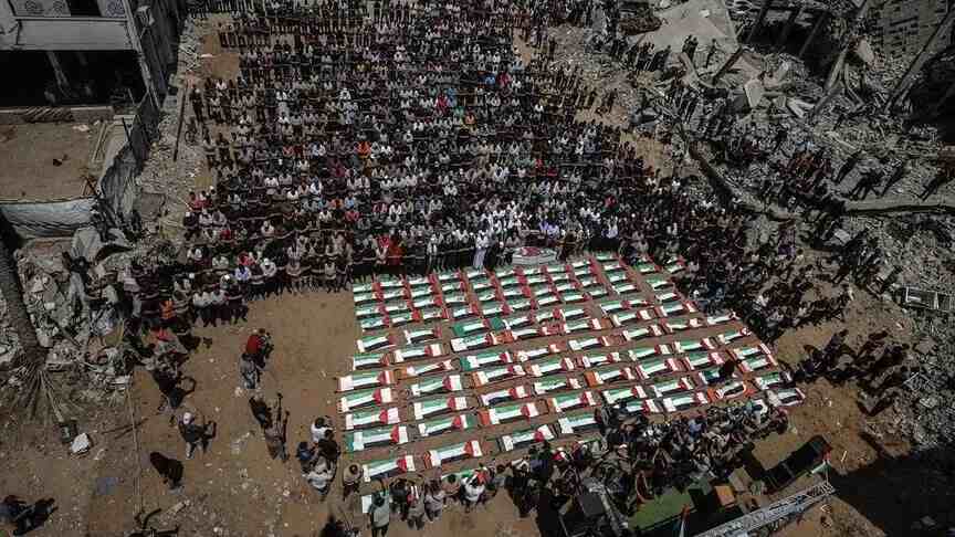 İsrail'in Gazze'ye saldırısından 3 yıl sonra enkazdan çıkarılan 112 Filistinli için cenaze töreni düzenlendi