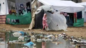 İsrail'in saldırılarından kaçanların sığındığı Refah'taki çöp yığınları Filistinlilerin sağlığını tehdit ediyor