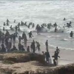 İsrail'in zorla aç bıraktığı Gazzeliler, havadan indirilen yardımlar için sahile akın etti