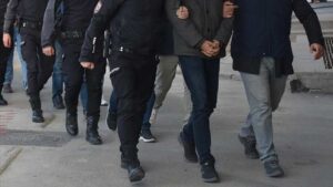 İstanbul merkezli FETÖ operasyonunda 13'ü aktif emniyet personeli 21 şüpheli yakalandı