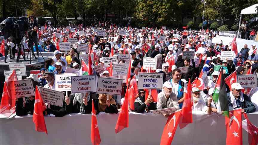 İstanbul'da LGBT propagandasına karşı Büyük Aile Buluşması sessiz yürüyüşle tamamlandı