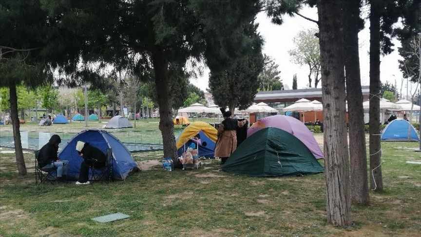 İstanbul'da bazı vatandaşlar deprem endişesiyle geceyi dışarıda geçirdi