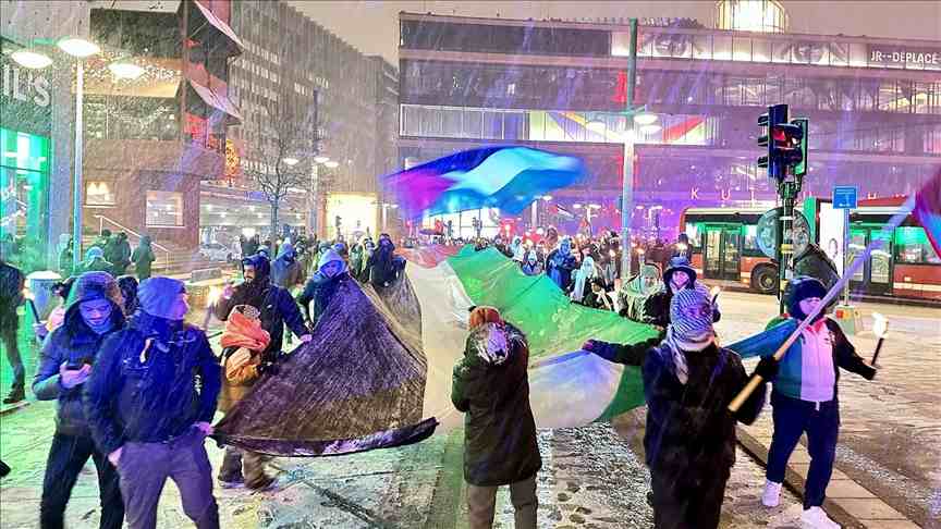 İsveç'te yılbaşı kutlamasını iptal eden yüzlerce kişi Filistin'e destek gösterisi düzenledi