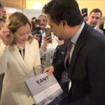 İtalya Başbakanı Meloni, Anadolu Ajansının Kanıt kitabını inceledi