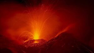 İtalya'da Etna Yanardağı kül ve lav püskürttü