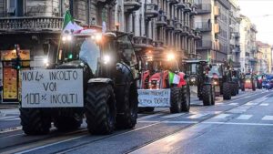 İtalya'da çiftçiler traktörleriyle Milano kentine gelerek protesto düzenledi