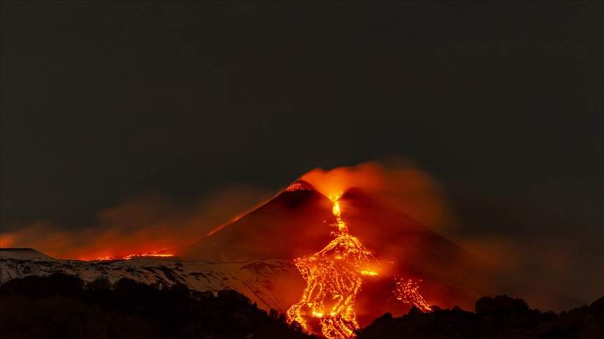 İtalya'daki Etna Yanardağı'nda volkanik hareketlilik devam ediyor