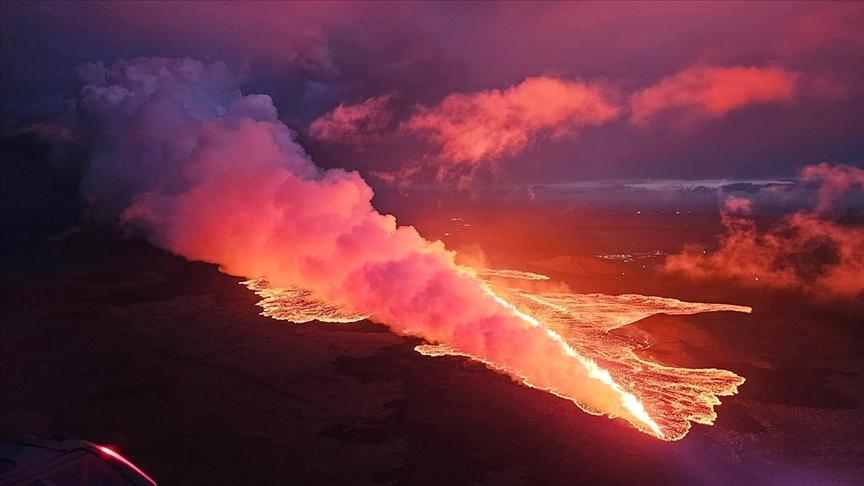 İzlanda'da bir yanardağ lav ve kül püskürttü