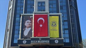 İzmir'de Buca Belediyesine yönelik rüşvet operasyonunda 25 şüpheli gözaltında