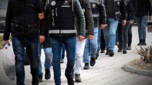 İzmir'de FETÖ'ye yönelik operasyonda 10 şüpheli yakalandı