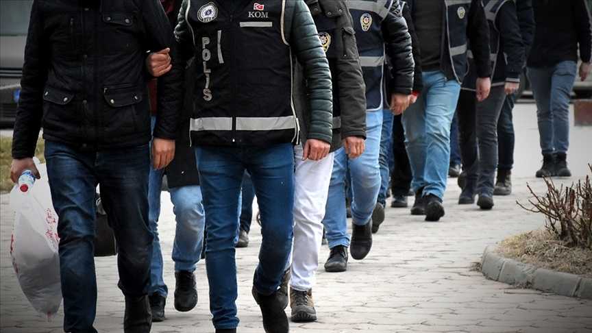 İzmir'de FETÖ'ye yönelik operasyonda 10 şüpheli yakalandı