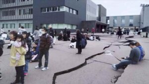Japonya'nın batısında son 1,5 saatte 5 ila 7,6 büyüklüğünde 9 deprem oldu