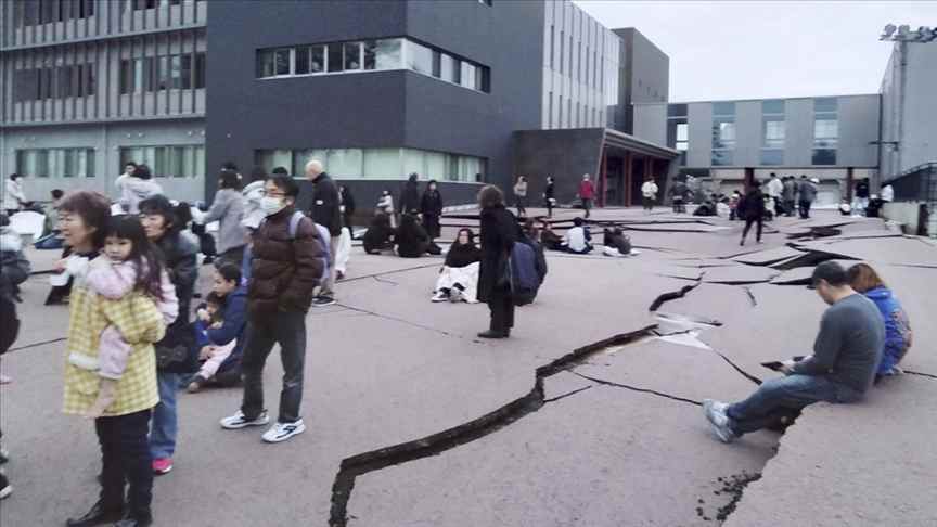Japonya'nın batısında son 1,5 saatte 5 ila 7,6 büyüklüğünde 9 deprem oldu