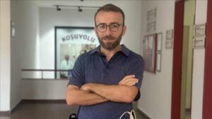 Kalp kapakçığı onarımı için yattığı ameliyat masasından yapay kalple uyandı