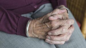 Küresel toplum Alzheimer gibi demans hastalıklarını gün geçtikçe daha çok kabulleniyor