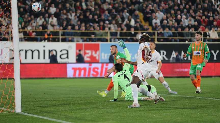 Lider Galatasaray, zorlandığı Alanyaspor deplasmanından 3 puanla döndü