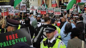 Londra'da Filistinlilere destek yürüyüşü, polisin güzergah dışına gözaltı uyarısıyla başladı