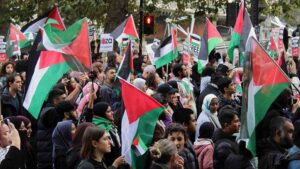 Londra'da on binlerce kişi Filistin'e destek için üçüncü kez sokaklara indi