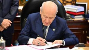 MHP Genel Başkanı Devlet Bahçeli'den "çerçeve yasa" imzası