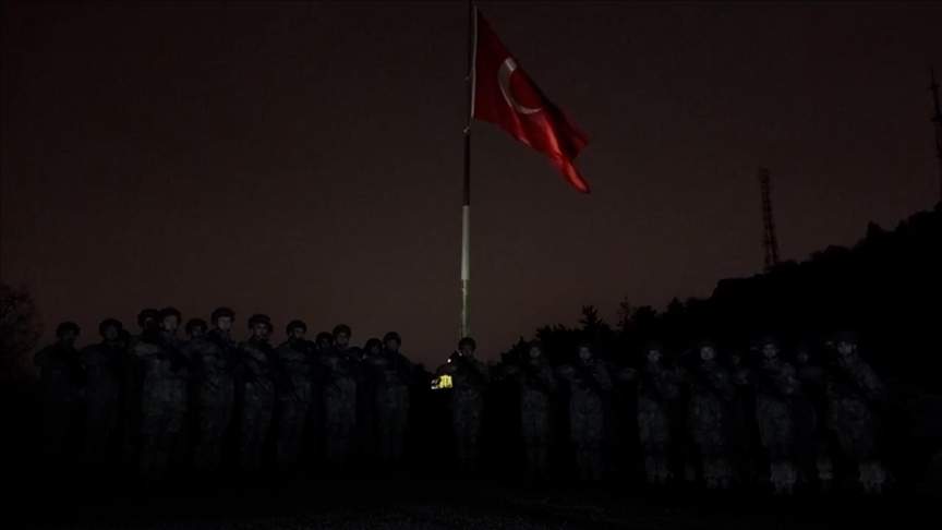 Mehmetçik, 6 Şubat depremlerinde hayatını kaybedenler için saygı duruşunda bulundu