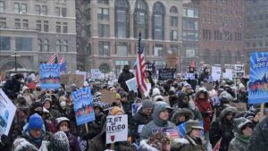 Minnesota'da Pretti'nin ölümünün ardından ICE görevlilerinin kaldığı düşünülen otelin önünde protesto
