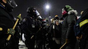 Minnesota'daki olayların ardından Sınır Muhafaza Komutanı Bovino'nun kaldığı düşünülen otelin önünde protesto