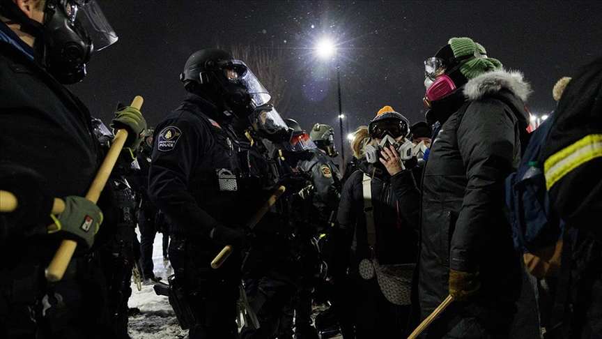 Minnesota'daki olayların ardından Sınır Muhafaza Komutanı Bovino'nun kaldığı düşünülen otelin önünde protesto