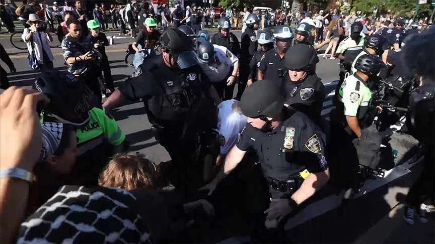 New York'taki Filistin'e destek gösterileri sırasında AA foto muhabirine polisten sert müdahale