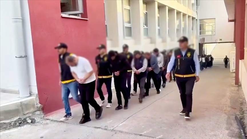 Nitelikli dolandırıcılık şebekelerine yönelik 23 ildeki operasyonlarda yakalanan 64 zanlıdan 25'i tutuklandı