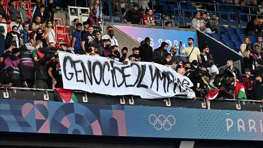 Olimpiyatlardaki futbol maçında İsrail'i protesto için Soykırım Olimpiyatları pankartı açıldı
