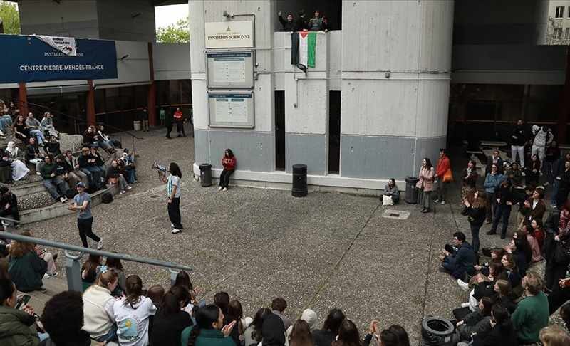 Paris'te üniversite öğrencileri Gazze'deki soykırım dursun çağrısıyla kampüste eylem başlattı