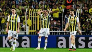 Rakibi Trabzonspor'a 3-2 kaybederek galibiyet serisi sona eren Fenerbahçe, liderliği Galatasaray'a kaptırdı