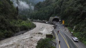 Rize'de selden etkilenen 17 kişi askeri helikopterlerle tahliye edildi