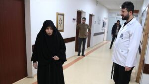 Robotik diz protezi cerrahisiyle 70 yaşındaki hasta rahat yürümeye başladı