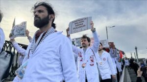 Sağlık çalışanları Gazze için sessiz yürüyüş düzenledi