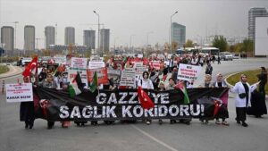 Sağlık çalışanları, Gazze'ye tıbbi koridor açılması talebiyle yürüdü