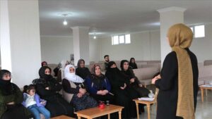 Sağlık çalışanları, eğitimlerle toplumun sağlık okuryazarlığı düzeyini arttırıyor