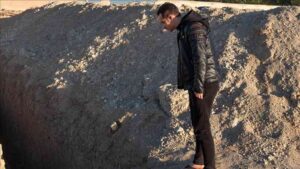 Şam'ın Hüseyniye bölgesindeki tanık, devrilen rejim askerlerin toplu mezarlara her gün cesetler attığını anlattı