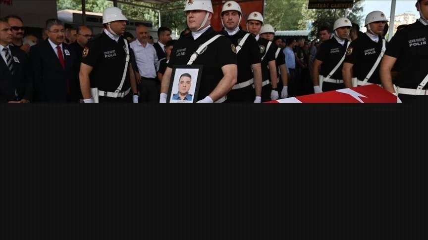 Şehit Komiser Gökhan Özer ve Kamuran Üçgül'ün cenazeleri toprağa verildi