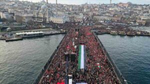 Şehitlerimize Rahmet, Filistin'e Destek, İsrail'e Lanet için yüz binler Galata Köprüsü'nde buluştu