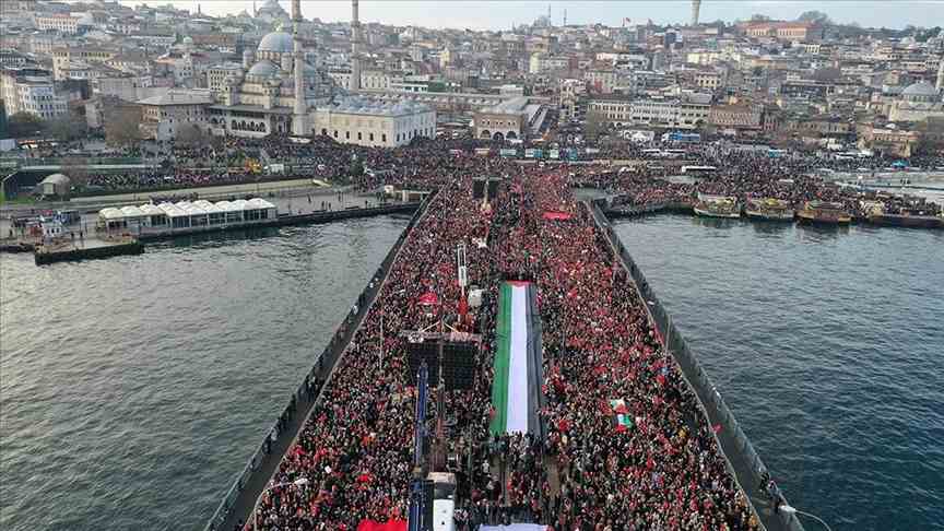 Şehitlerimize Rahmet, Filistin'e Destek, İsrail'e Lanet için yüz binler Galata Köprüsü'nde buluştu