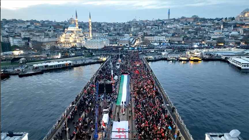 Şehitlerimize rahmet, Filistin'e destek etkinliği için on binlerce kişi Galata Köprüsü'ne yürüdü