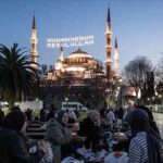 Sultanahmet Meydanı ramazanın ilk iftarı için gelenlerle doldu